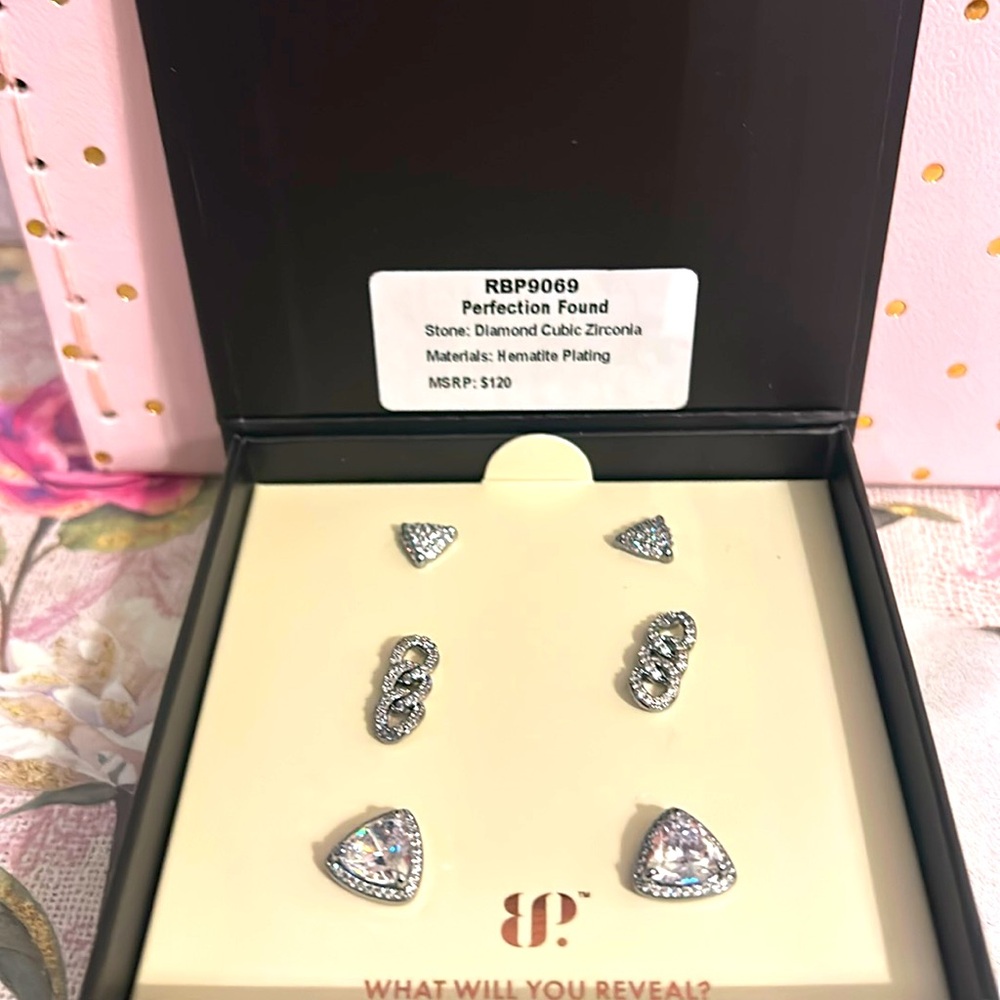 Bomb party simply studs earrings NWB
RB9069 perfection found